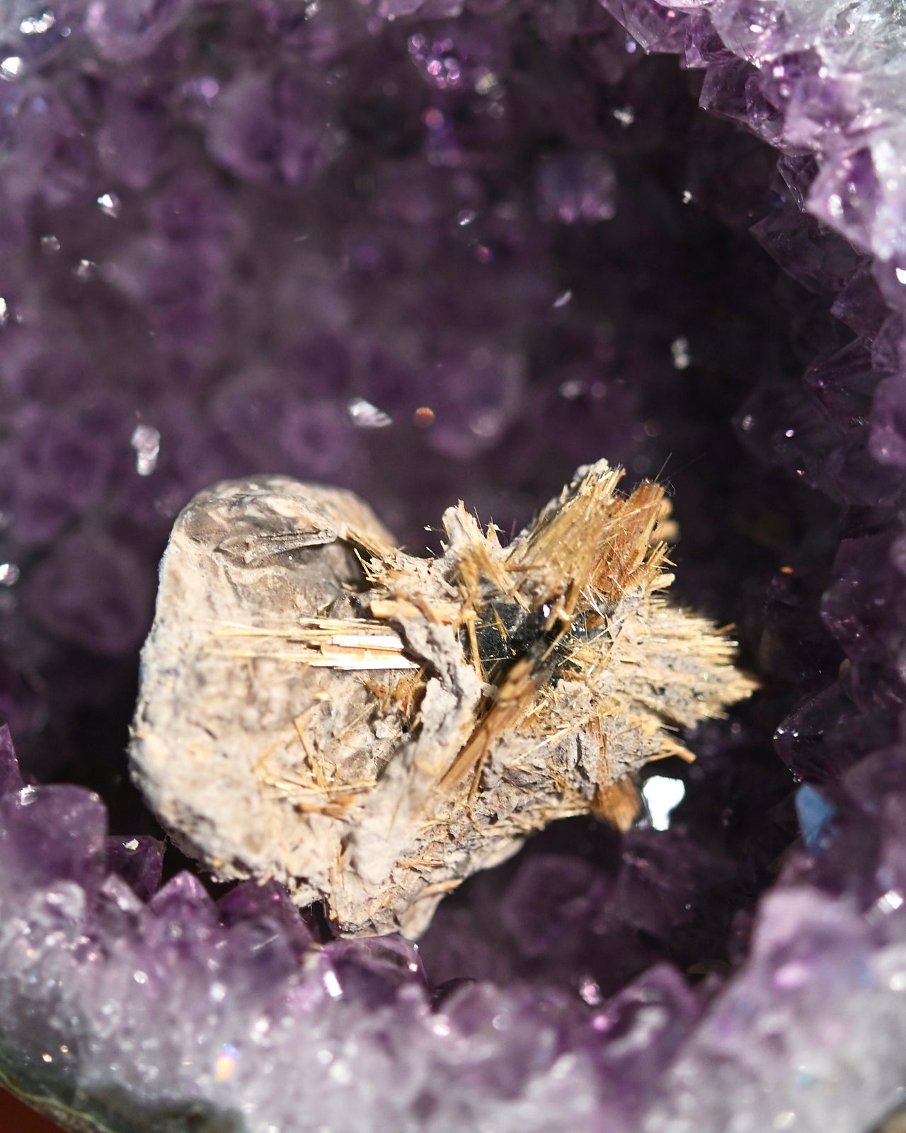 amethyst-370--4x3--hematite--1984.jpg